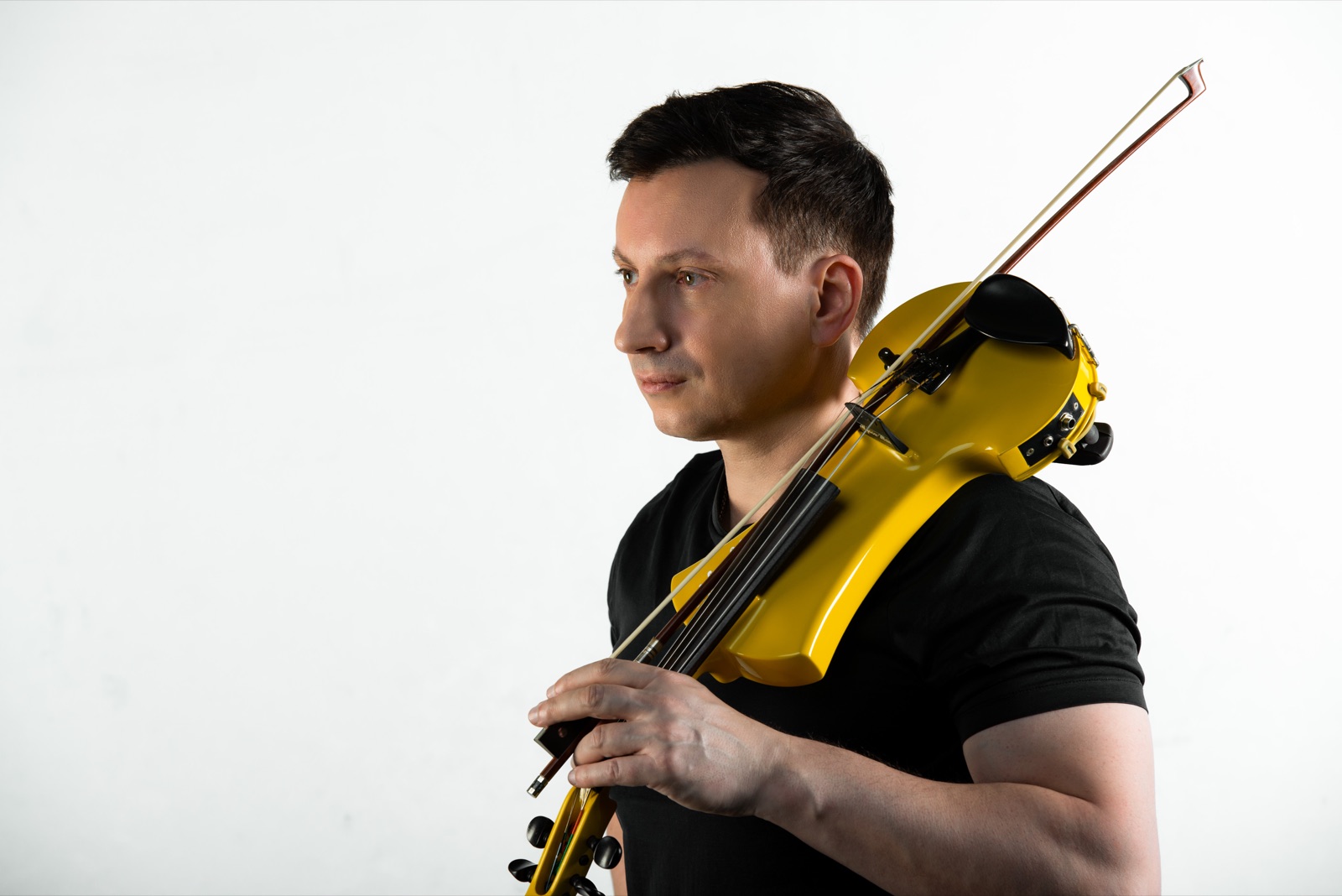 Fransoafran playing an electric violin in bright light